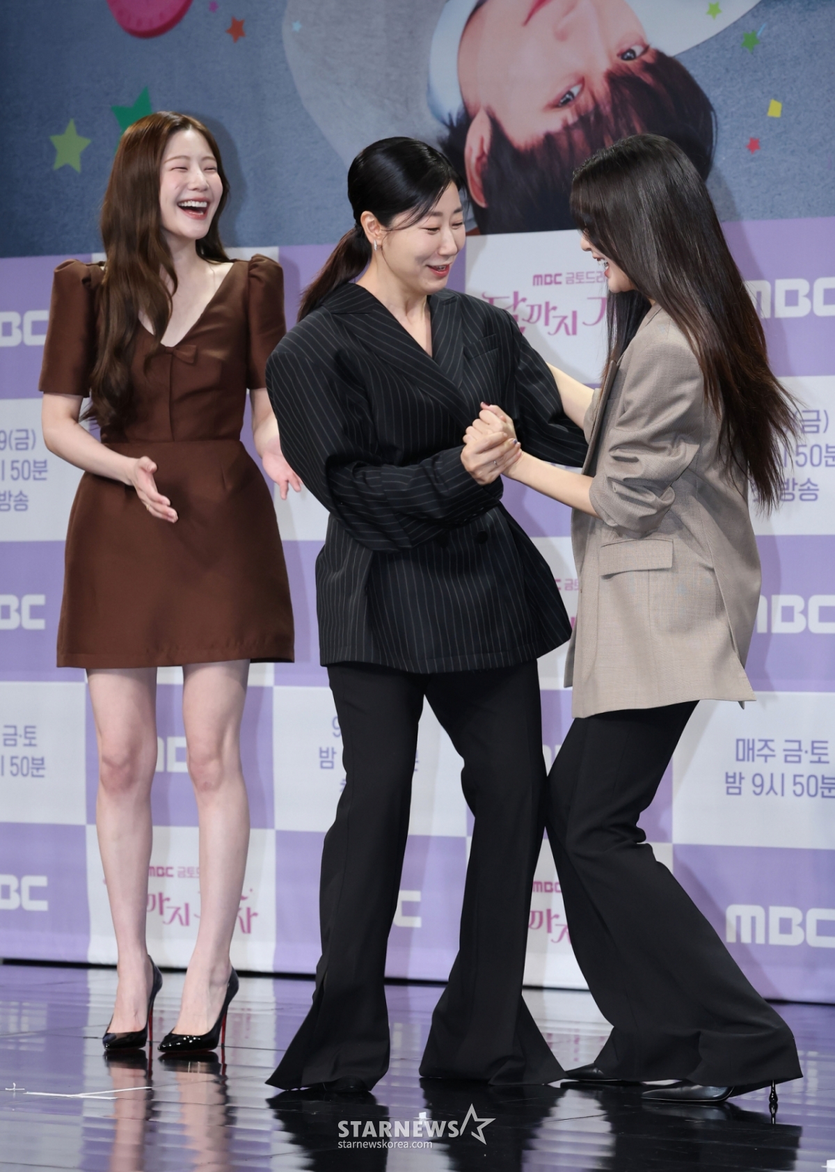 배우 조아람, 라미란, 이선빈이 16일 서울 상암동 MBC에서 진행된 새 금토드라마 '달까지 가자' 제작발표회에 참석해 포즈를 취하고 있다.  월급만으론 생존할 수 없는 흙수저 세 여자가 코인 투자에 뛰어들며 벌어지는 하이퍼리얼리즘 생존 드라마 '달까지 가자'는 오는 19일 첫 방송된다. /2025.09.16 /사진=이동훈 photoguy@