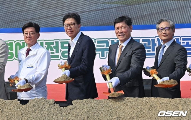정종복 부산 기장군수와 박형준 부산광역시장, 허구연 KBO 총재, 양해영 대한야구소프트볼협회장(왼쪽부터)이 16일 부산 기장군 일광읍에서 열린 한국야구 명예의전당(야구박물관) 착공식에서 시삽을 하고 있다.