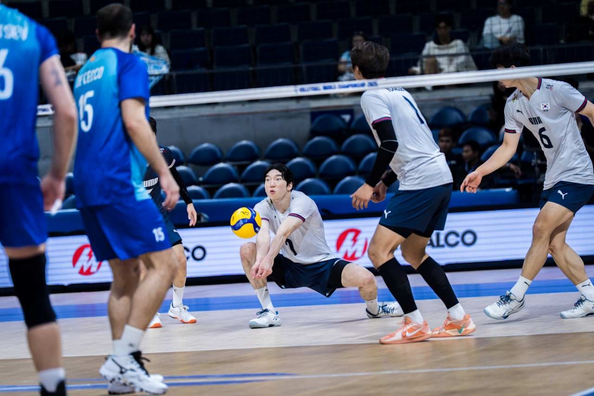 16일 필리핀 케손시티에서 열린 2025 국제배구연맹(FIVB) 세계선수권대회 조별리그 C조 2차전 아르헨티나전을 치르고 있는 대한민국 남자배구 대표팀 선수들. /사진=FIVB 홈페이지 캡처