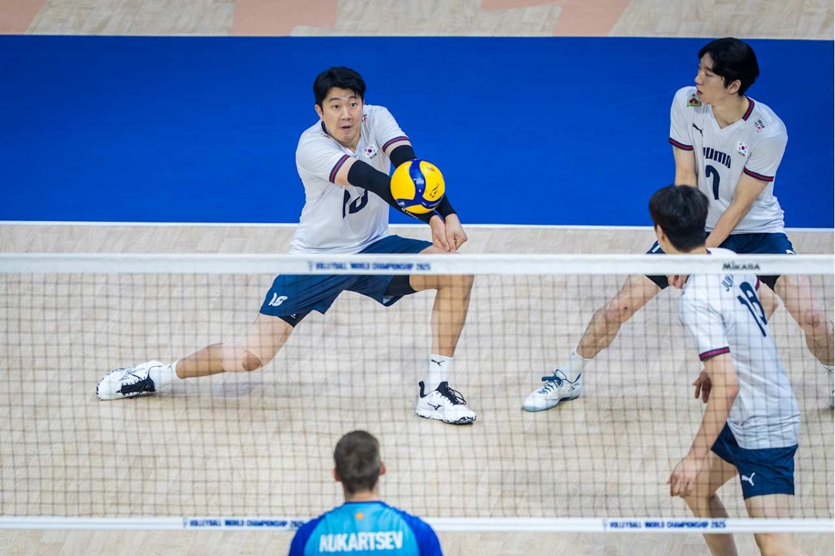 16일 필리핀 케손시티에서 열린 2025 국제배구연맹(FIVB) 세계선수권대회 조별리그 C조 2차전 아르헨티나전을 치르고 있는 대한민국 남자배구 대표팀 선수들. /사진=FIVB 홈페이지 캡처