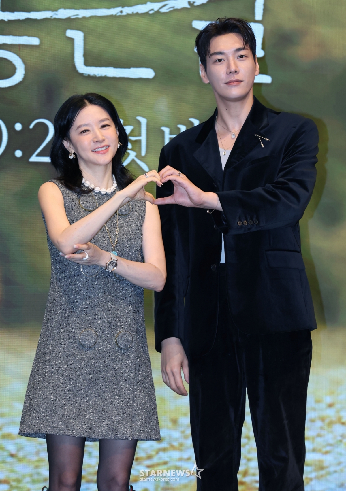 배우 이영애, 김영광이 16일 오후 서울 구로구 더세인트에서 진행된 KBS 2TV 드라마 '은수 좋은 날' 제작발표회에 참석해 포즈를 취하고 있다.  가족을 지키고 싶은 학부모 강은수와 두 얼굴의 선생 이경이 우연히 얻은 마약 가방으로 벌이는 위험 처절한 동업 일지 '은수 좋은 날'은 오는 20일 첫 방송된다. /2025.09.16 /사진=이동훈 photoguy@