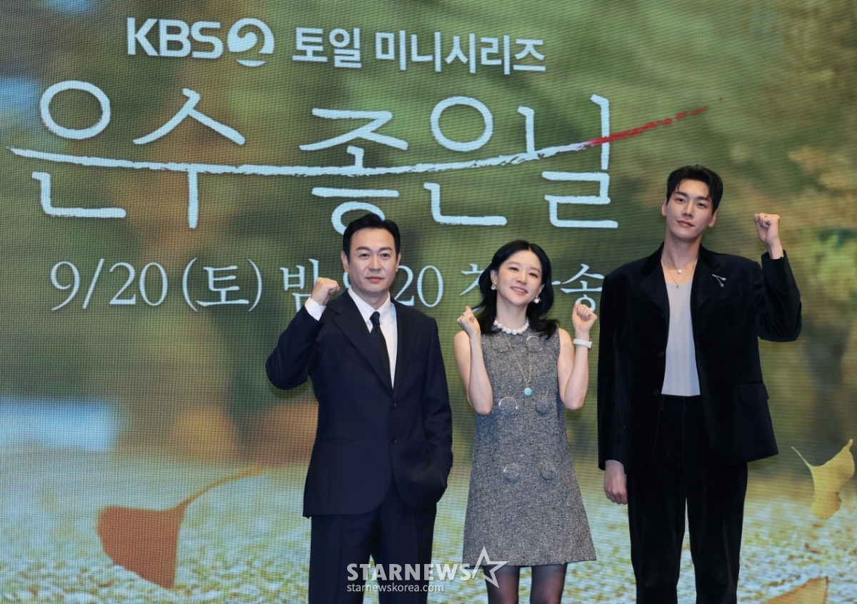 배우 박용우, 이영애, 김영광이 16일 오후 서울 구로구 더세인트에서 진행된 KBS 2TV 드라마 '은수 좋은 날' 제작발표회에 참석해 포즈를 취하고 있다.  가족을 지키고 싶은 학부모 강은수와 두 얼굴의 선생 이경이 우연히 얻은 마약 가방으로 벌이는 위험 처절한 동업 일지 '은수 좋은 날'은 오는 20일 첫 방송된다. /2025.09.16 /사진=이동훈 photoguy@