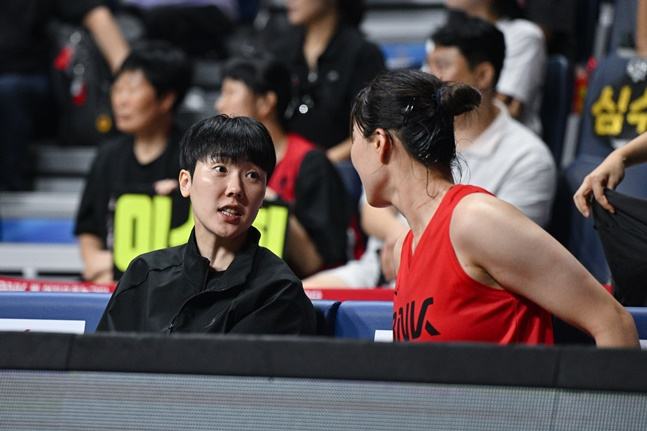 BNK 박혜진(왼쪽)이 박성진에게 조언을 하고 있다. /사진=WKBL 제공 