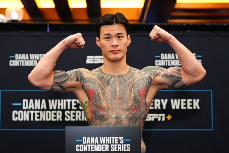 계체 후 포즈를 취하는 황인수.  /사진=UFC 제공
