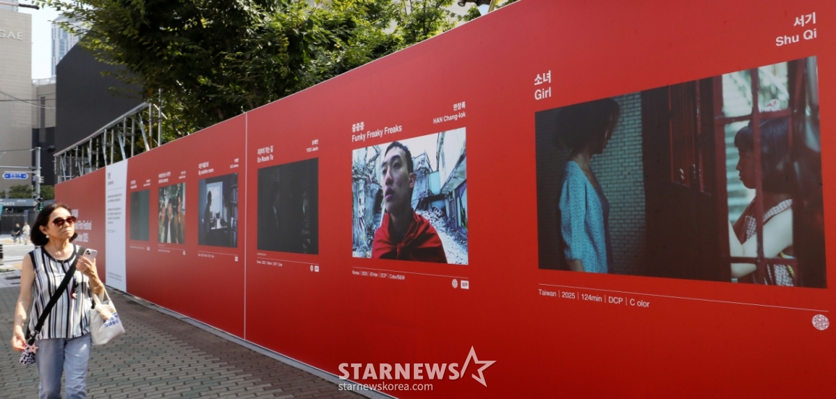 (부산=뉴스1) 윤일지 기자 = 제30회 부산국제영화제(BIFF) 개막을 하루 앞둔 16일 오후 부산 해운대구 영화의전당 앞에 상영작 포스터가 설치돼 있다.   ' 17일부터 26일까지 10일간 영화의전당과 센텀시티, 남포동 등 부산 전역에서 열리는 이번 영화제에는 공식 초청작 64개국 241편, 커뮤니티비프 상영작 87편, 동네방네비프 상영작 32편이 상영된다. 2025.9.16/뉴스1  Copyright © 뉴스1. All rights reserved. 무단 전재 및 재배포,  AI학습 이용 금지. /사진=(부산=뉴스1) 윤일지 기자