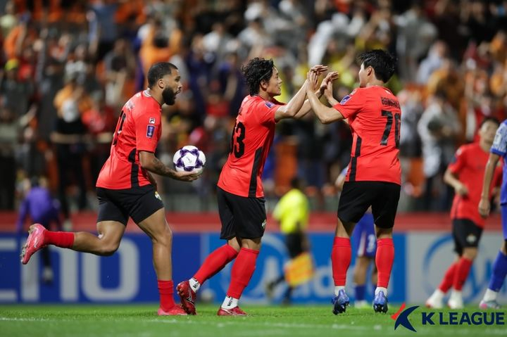 동점골을 터트린 홍철(가운데). /사진=한국프로축구연맹 제공