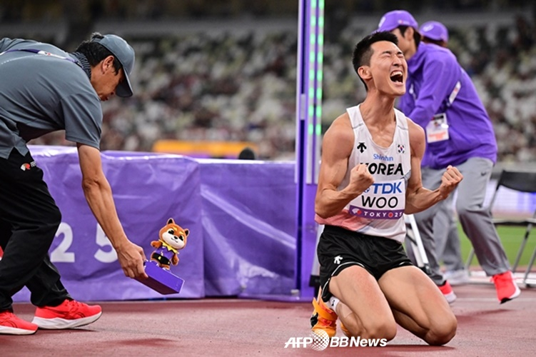 우상혁(오른쪽)이 16일 일본 도쿄 국립경기장에서 열린 '2025 도쿄 세계육상선수권' 남자 높이뛰기에서 성공 후 기뻐하고 있다. /AFPBBNews=뉴스1