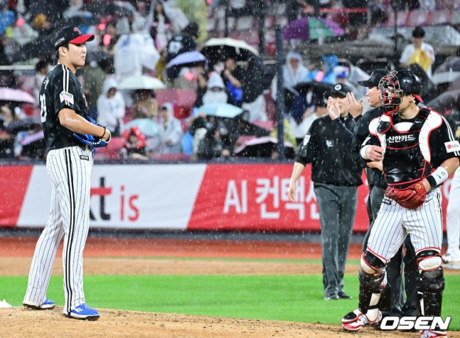 16일 수원 KT-LG전이 3회말 많은 비로 중단됐다.