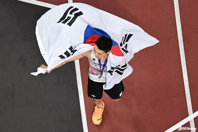 16일 일본 도쿄 국립경기장에서 열린 '2025 도쿄 세계육상선수권' 남자 높이뛰기 결선 경기가 끝난 뒤 우상혁이 태극기를 몸에 두르고 있다. /AFPBBNews=뉴스1