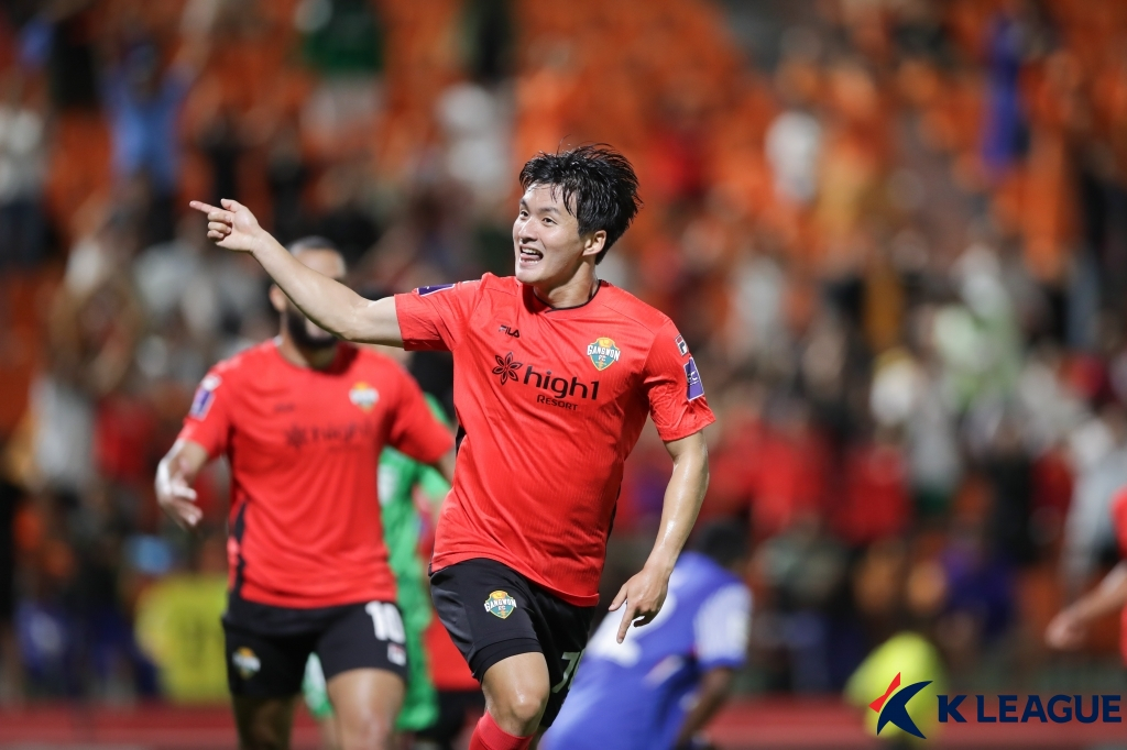 구본철이 16일 춘천 송암 스포츠타운 주경기장에서 열린 2025~2026 AFC 아시아 챔피언스리그 엘리트(ACLE) 리그 스테이지 1차전에서 결승골을 넣고 세리머니하고 있다. /사진=한국프로축구연맹 제공