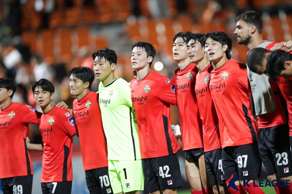 16일 춘천 송암 스포츠타운 주경기장에서 열린 2025~2026 AFC 아시아 챔피언스리그 엘리트(ACLE) 리그 스테이지 1차전이 끝난 뒤 강원FC 선수들이 어깨동무하고 있다. /사진=한국프로축구연맹 제공
