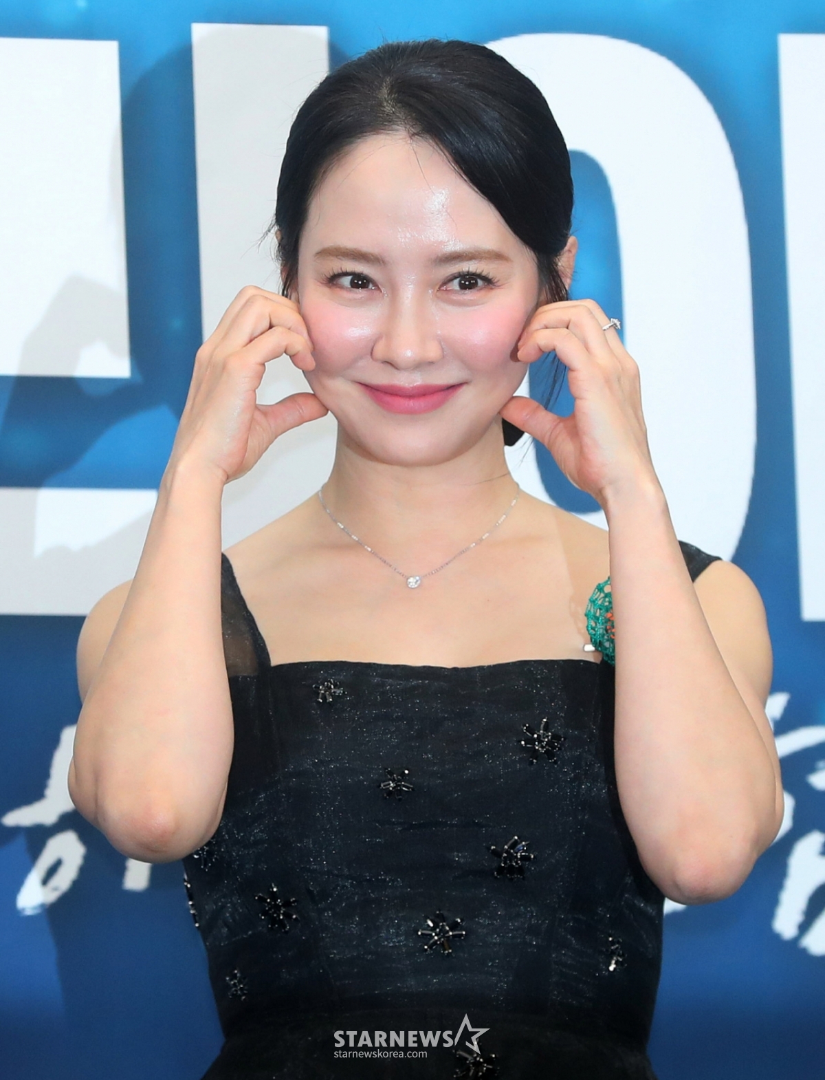 [서울=뉴시스] 김혜진 기자 = 배우 송지효가 15일 오후 서울 마포구 스탠포드호텔에서 열린 JTBCXBBC '딥다이브 코리아' 송지효의 해녀 모험 제작발표회에서 포즈를 취하고 있다. 2025.05.15. jini@newsis.com /사진=김혜진