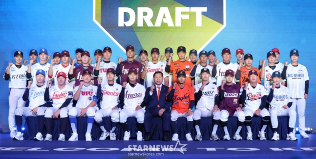 '2026 KBO 신인 드래프트'가 17일 서울 송파구 롯데호텔 월드 크리스탈볼룸에서 열렸다.  10개 구단에 뽑힌 신인 선수들이 허구연 총재와 기념촬영을 하고 있다. /사진=김진경 대기자 