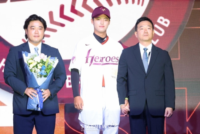 '2026 KBO 신인 드래프트'가 17일 서울 송파구 롯데호텔 월드 크리스탈볼룸에서 열렸다.  박준현이 전체 1순위로 키움에 지명된 후 아버지 박석민과 키움 허승필 단장과 기념촬영을 하고 있다. /사진=김진경 대기자 