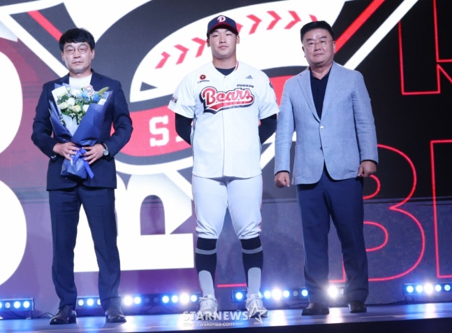 '2026 KBO 신인 드래프트'가 17일 서울 송파구 롯데호텔 월드 크리스탈볼룸에서 열렸다.  김주오(마산용마고)가 전체 7순위로 두산에 지명된 후 아버지, 김태룡 단장과 기념촬영을 하고 있다. /사진=김진경 대기자 