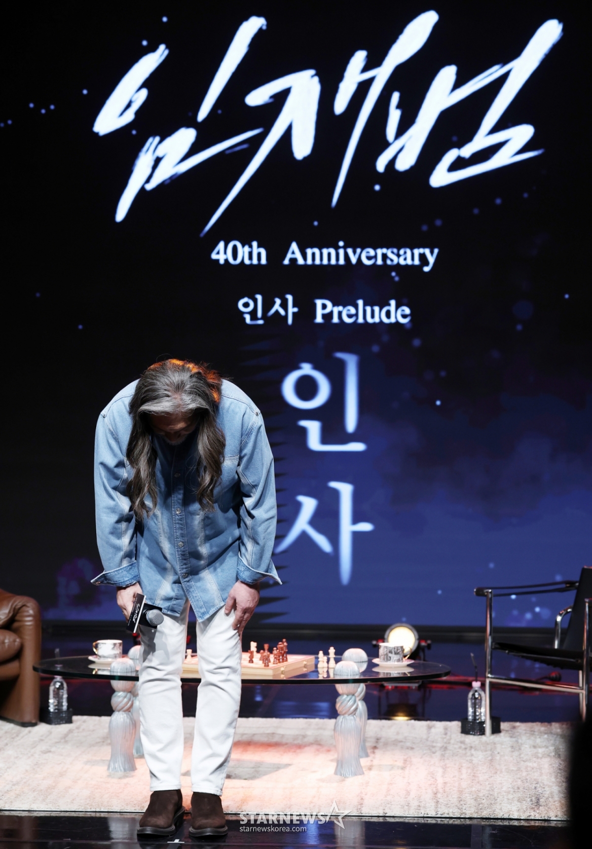 가수 임재범이 17일 서울 강남구 일지아트홀에서 진행된 40주년 기념 전국투어 및 8집 선공개 기자간담회에서 인사를 하고 있다. /2025.09.17 /사진=김휘선 hwijpg@