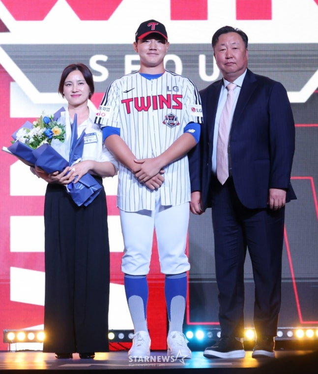 양우진(경기항공고)이 전체 8순위로 LG에 지명된 후 어머니(왼쪽), 차명석 단장과 기념촬영을 하고 있다. /사진=김진경 대기자