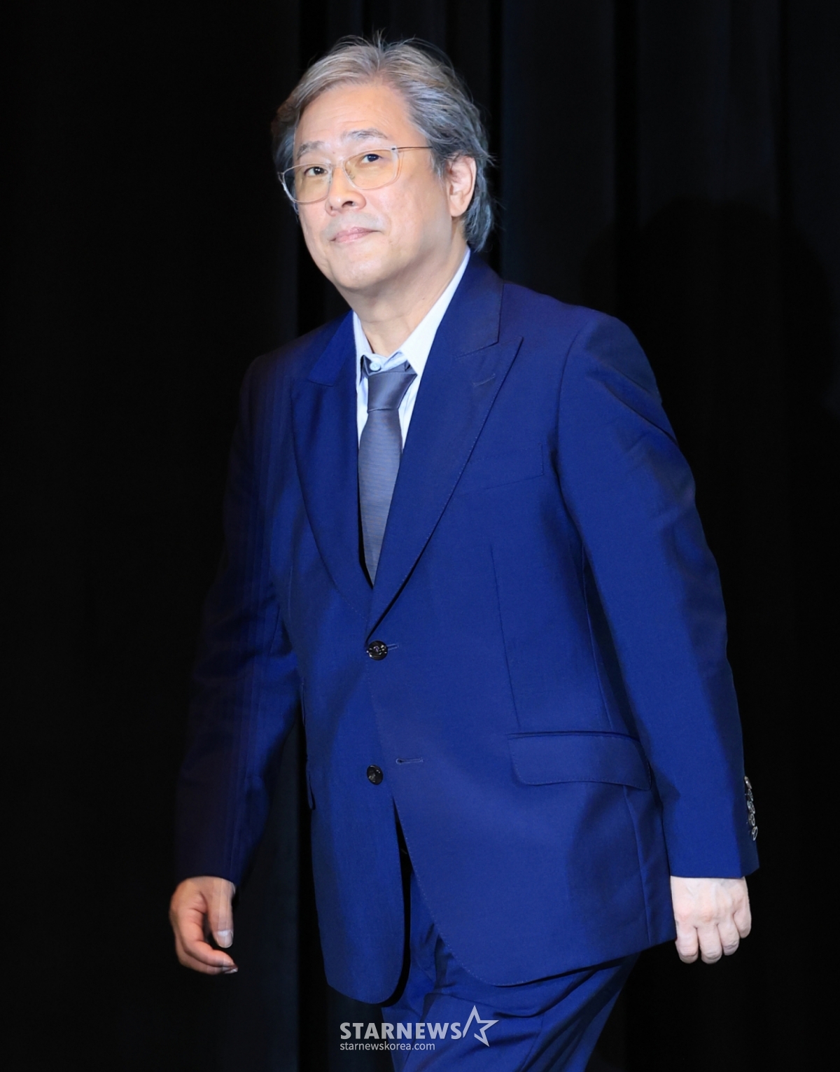 (부산=뉴스1) 권현진 기자 = 박찬욱 감독이 17일 부산 해운대구 영화의전당 중극장에서 열린 제30회 부산국제영화제(BIFF) 개막작 ‘여쩔수가없다’ 기자간담회에 참석하고 있다.  ‘어쩔수가없다'는 '다 이루었다'고 느낄 만큼 삶이 만족스러웠던 회사원 만수(이병헌 분)가 덜컥 해고된 후, 아내와 두 자식을 지키기 위해 어렵게 장만한 집을 지켜내기 위해 재취업을 향한 자신만의 전쟁을 준비하며 벌어지는 이야기를 그렸다. 2025.9.17/뉴스1  Copyright © 뉴스1. All rights reserved. 무단 전재 및 재배포,  AI학습 이용 금지. /사진=(부산=뉴스1) 권현진 기자