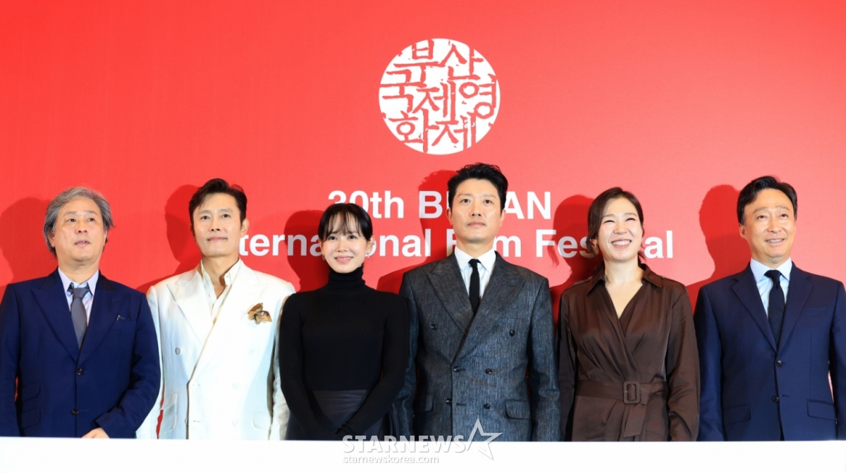 (부산=뉴스1) 권현진 기자 = 박찬욱 감독(왼쪽부터)과 배우 이병헌, 손예진, 박희순, 염혜란, 이성민이 17일 부산 해운대구 영화의전당 중극장에서 열린 제30회 부산국제영화제(BIFF) 개막작 ‘여쩔수가없다’ 기자간담회에 참석해 포즈를 취하고 있다.  ‘어쩔수가없다'는 '다 이루었다'고 느낄 만큼 삶이 만족스러웠던 회사원 만수(이병헌 분)가 덜컥 해고된 후, 아내와 두 자식을 지키기 위해 어렵게 장만한 집을 지켜내기 위해 재취업을 향한 자신만의 전쟁을 준비하며 벌어지는 이야기를 그렸다. 2025.9.17/뉴스1  Copyright © 뉴스1. All rights reserved. 무단 전재 및 재배포,  AI학습 이용 금지. /사진=(부산=뉴스1) 권현진 기자