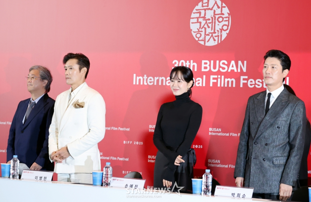 부산국제영화제 BIFF 2025 개막작품인 '어쩔수가 없다' 박찬욱 감독과 배우 이병헌, 손예진, 박휘순이 17일 부산 해운대 영화의 전당에서 열린 기자회견에 참석하고 있다.  2025.09.17. /사진=강영조 cameratalks@