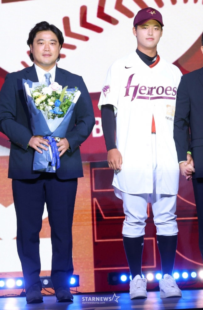 '2026 KBO 신인 드래프트'가 17일 서울 송파구 롯데호텔 월드 크리스탈볼룸에서 열렸다.  박준현이 전체 1순위로 키움에 지명된 후 아버지 박석민 전 두산 코치와 기념촬영을 하고 있다. /사진=김진경 대기자