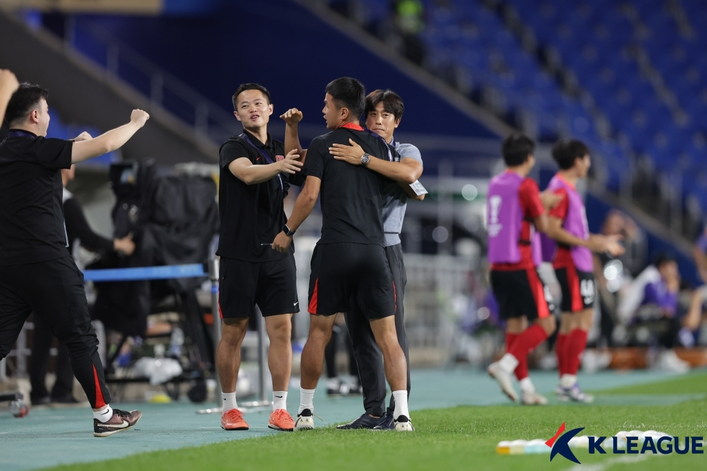 17일 울산 문수축구경기장에서 열린 2025~2026 아시아축구연맹(AFC) 챔피언스리그 엘리트(ACLE) 리그 스테이지 1차전 울산 HD전에서 선제골 이후 기뻐하고 있는 서정원 감독 등 청두 룽청 스태프들. /사진=한국프로축구연맹 제공