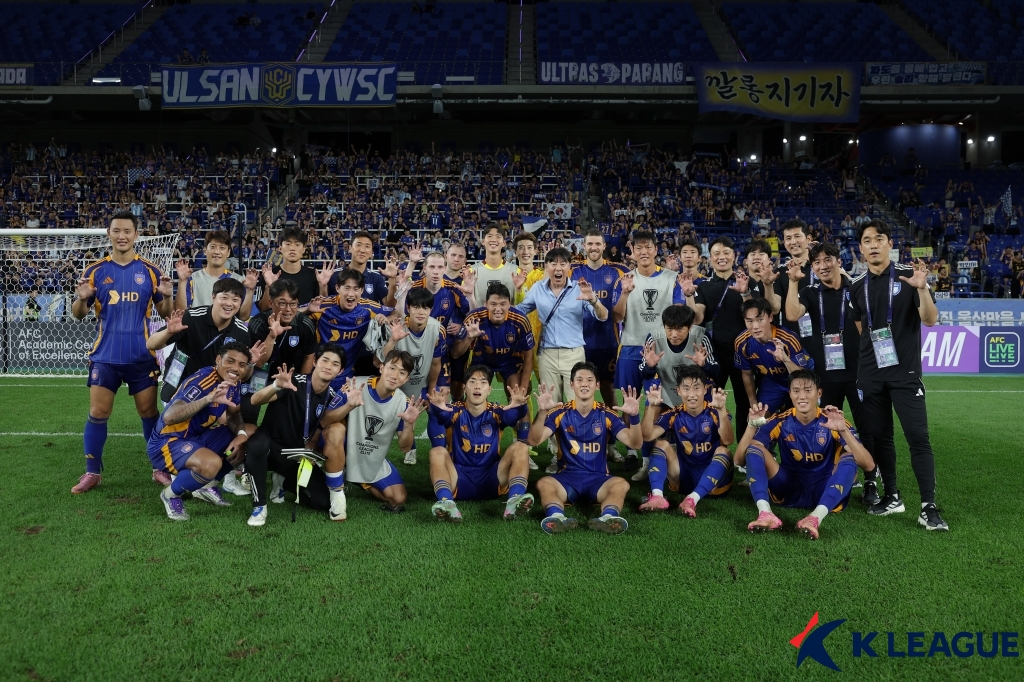 울산 HD 선수단이 17일 울산 문수축구경기장에서 열린 2025~2026 아시아축구연맹(AFC) 챔피언스리그 엘리트(ACLE) 리그 스테이지 1차전 청두 룽청전 역전승 이후 팬들과 기념 사진을 촬영하고 있다. /사진=한국프로축구연맹 제공