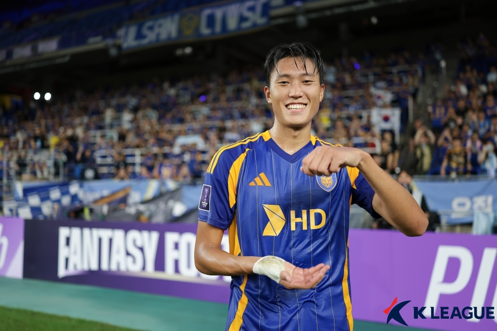 울산 HD 허율이 17일 울산 문수축구경기장에서 열린 2025~2026 아시아축구연맹(AFC) 챔피언스리그 엘리트(ACLE) 리그 스테이지 1차전 청두 룽청전에서 역전골을 터뜨린 뒤 기념 사진 포즈를 취하고 있다. /사진=한국프로축구연맹 제공