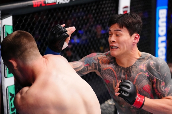 패디 맥코리(왼쪽)와 황인수의 경기 중. /사진=UFC 공식 제공