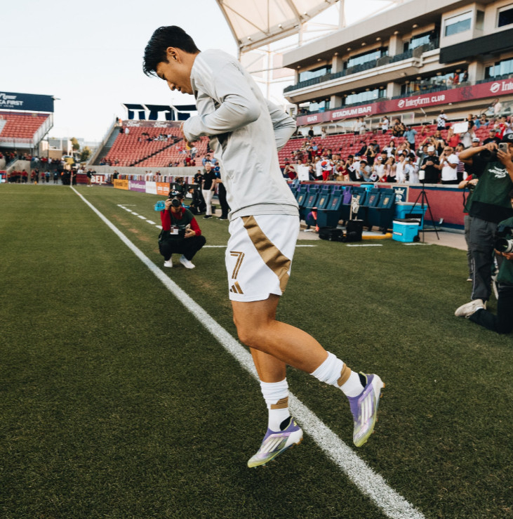 그라운드에 들어서는 손흥민. /사진=LA FC 공식 SNS 갈무리