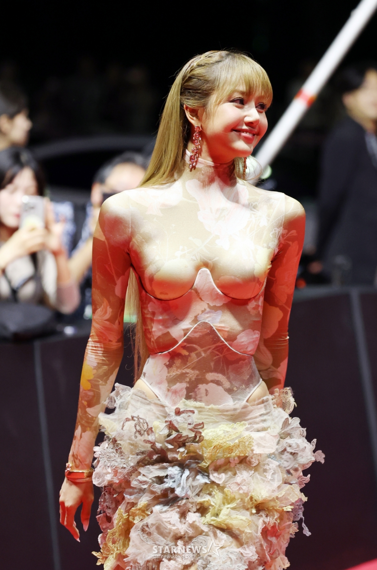 블랙핑크 리사가 17일 부산 해운대 영화의 전당에서 열리는 부산국제영화제 'BIFF2025' 개막식 레드카펫에서 파격적인 의상을 선보이며 포토타임을 갖고 있다. 2025.09.17. /사진=강영조 cameratalks@