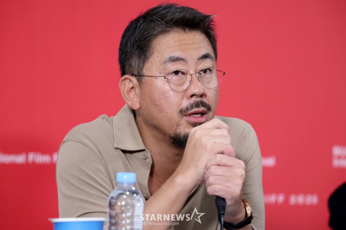 [부산=뉴시스] 박진희 기자 = 제30회 부산국제영화제 경쟁부분 심사위원장 나홍진 감독이 18일 부산 해운대구 영화의전당 비프힐에서 기자회견을 하고 있다. 2025.09.18. pak7130@newsis.com /사진=박진희