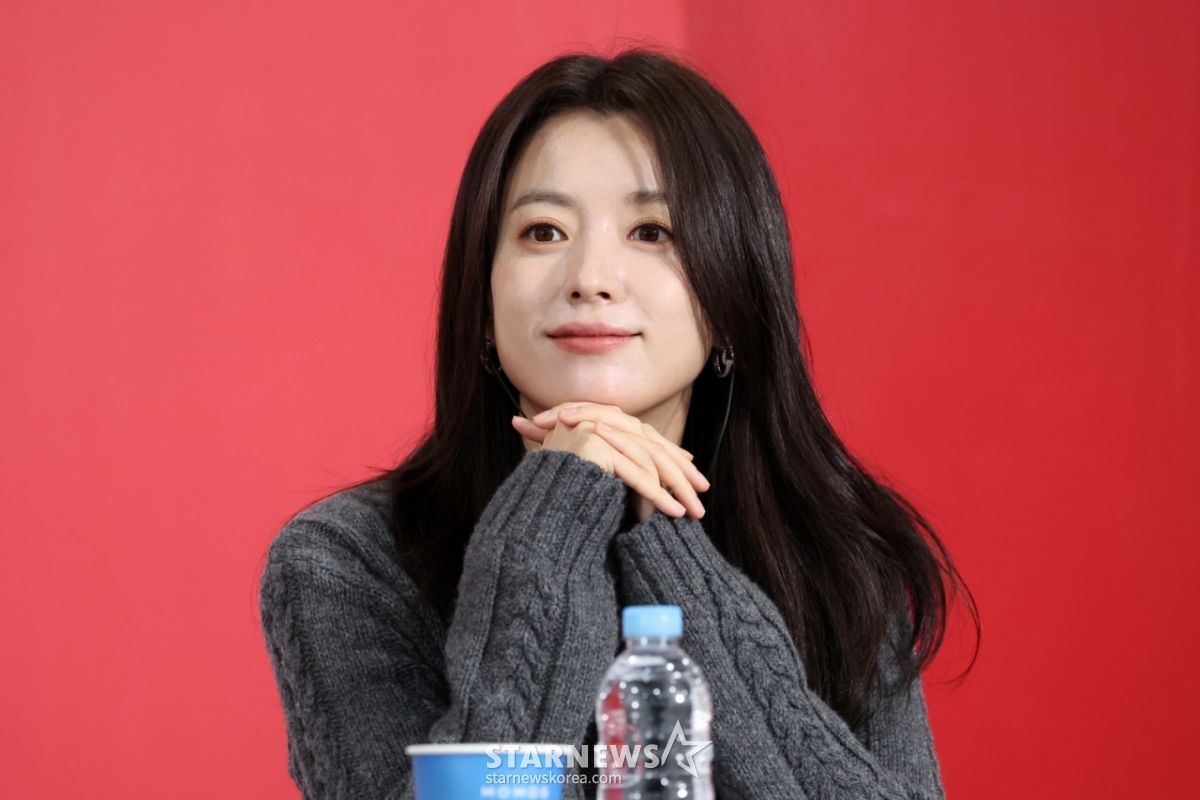 [부산=뉴시스] 박진희 기자 = 제30회 부산국제영화제 경쟁부분 심사위원인 배우 한효주가 18일 부산 해운대구 영화의전당 비프힐에서 기자회견을 하고 있다. 2025.09.18. pak7130@newsis.com /사진=박진희