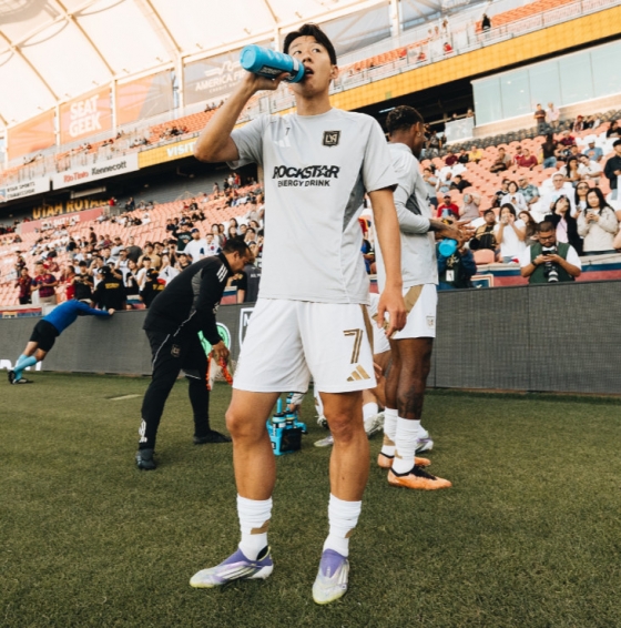 킥오프 전 음료를 마시는 손흥민. /사진=LA FC 공식 SNS 갈무리