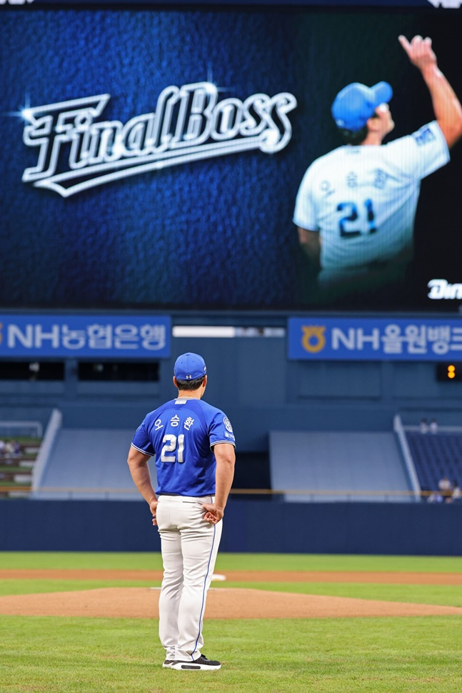 삼성 오승환이 18일 창원 NC전을 앞두고 은퇴투어 행사를 하고 있다. /사진=삼성 라이온즈 제공 