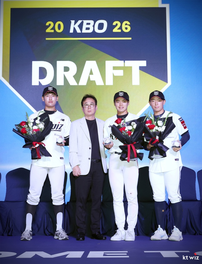 KT 위즈 신인 선수들이 지난 17일 2026 KBO 신인드래프트에서 KT 나도현 단장과 기념 사진을 찍고 있다. 왼쪽부터 박지훈, 임상우, 이강민. /사진=KT 위즈 제공 