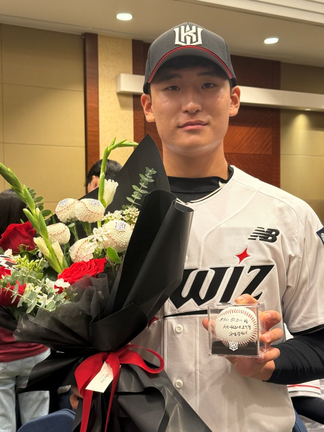 전주고 박지훈이 지난 17일 2026 KBO 신인드래프트에서 KT의 1라운드 지명을 받고 기념구와 함께 미소 짓고 있다. /사진=KT 위즈 제공 