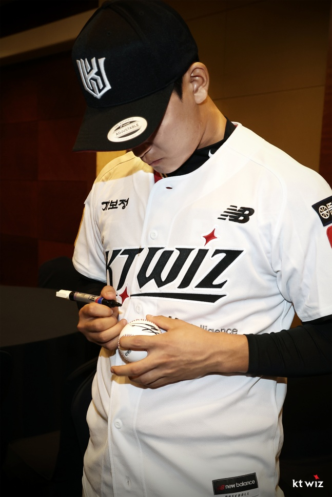 전주고 박지훈이 지난 17일 2026 KBO 신인드래프트에서 KT의 1라운드 지명을 받고 기념구에 사인하고 있다. /사진=KT 위즈 제공 