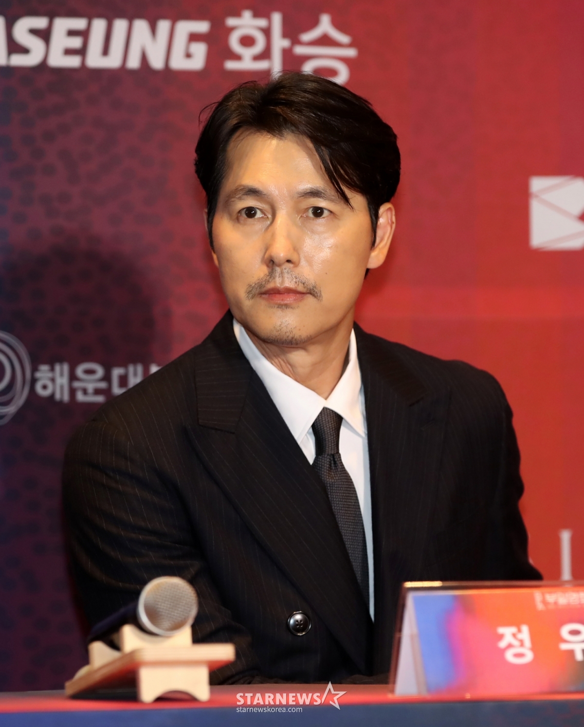 (부산=뉴스1) 윤일지 기자 = 배우 정우성이 18일 오후 부산 해운대구 시그니엘 부산에서 열린 '2025 부일영화상' 핸드프린팅 행사에 참석하고 있다.  2025.9.18/뉴스1  Copyright © 뉴스1. All rights reserved. 무단 전재 및 재배포,  AI학습 이용 금지. /사진=(부산=뉴스1) 윤일지 기자