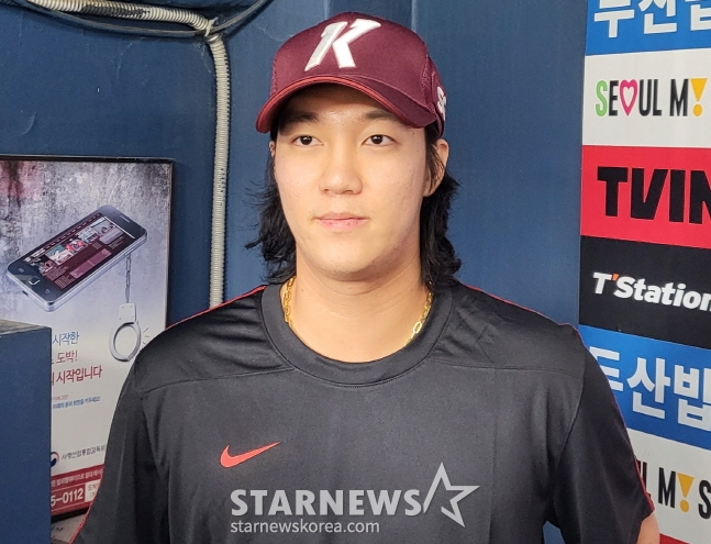 키움 안우진이 18일 1군 등록 후 취재진과 인터뷰를 하고 있다. /사진=안호근 기자
