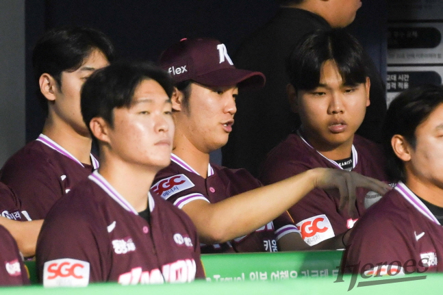 안우진(가운데)이 신인 박정훈에게 투구 그립을 알려주고 있다. /사진=키움 히어로즈 제공