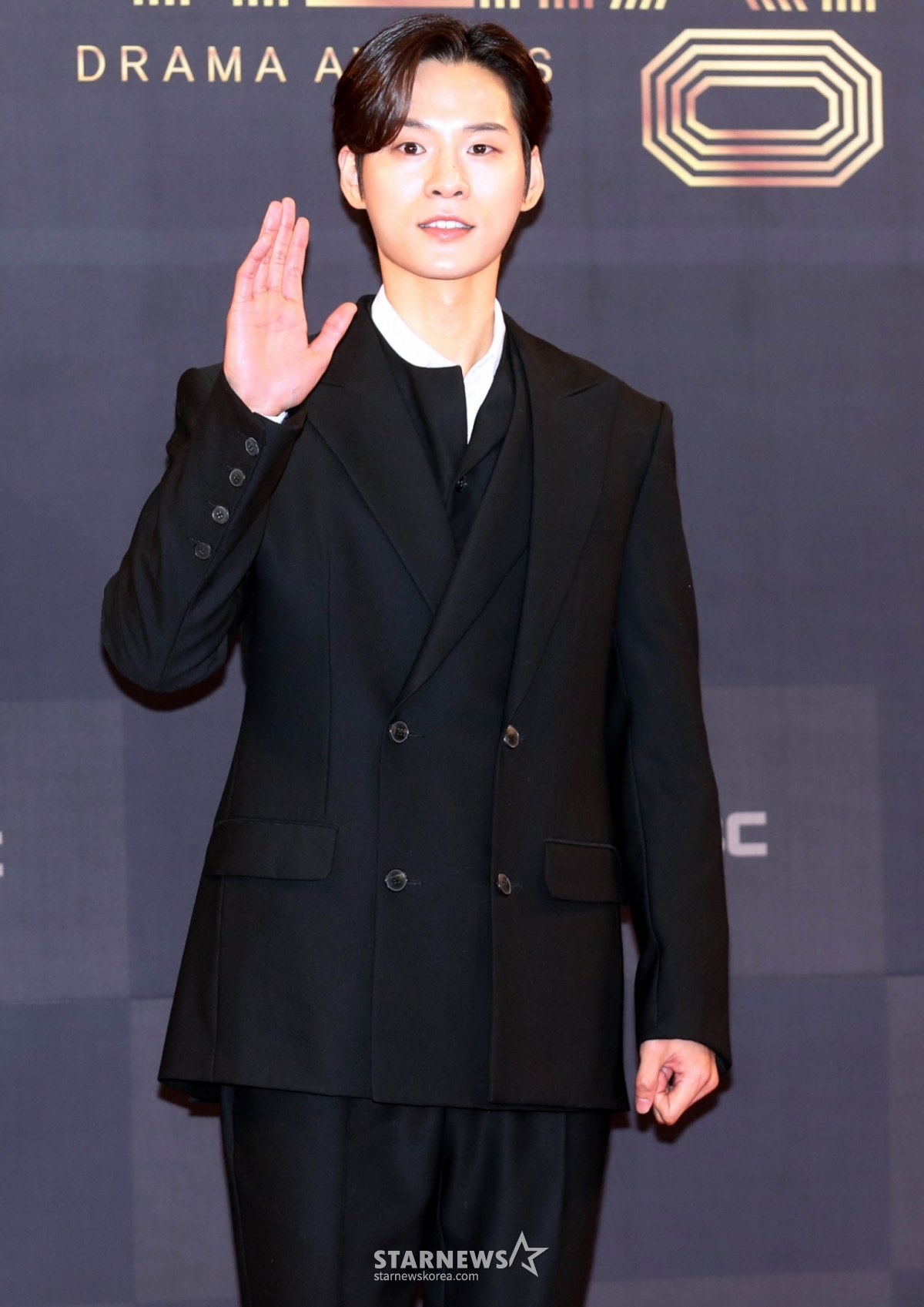 배우 윤지온 