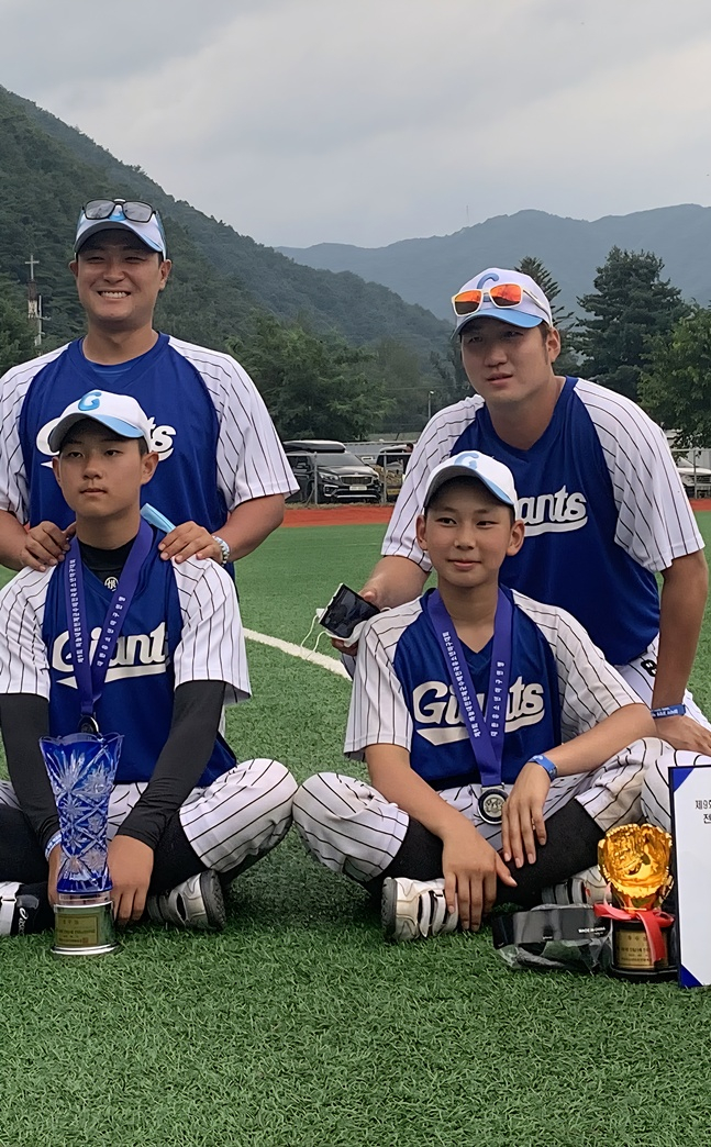 경기 일산자이언츠유소년야구단 시절의 이민준(왼쪽 아래)과 최현우(오른쪽 아래). /사진=대한유소년야구연맹