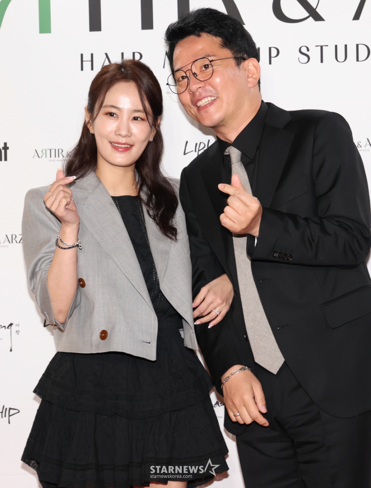 (서울=뉴스1) 권현진 기자 = 개그맨 김지민, 김준호 예비부부가 4월 22일 서울 강남구 한 카페에서 열린 ‘아티르 & 아르즈’ 오프닝 행사에 참석해 포즈를 취하고 있다. 2025.4.22/뉴스1  Copyright © 뉴스1. All rights reserved. 무단 전재 및 재배포,  AI학습 이용 금지. /사진=(서울=뉴스1) 권현진 기자