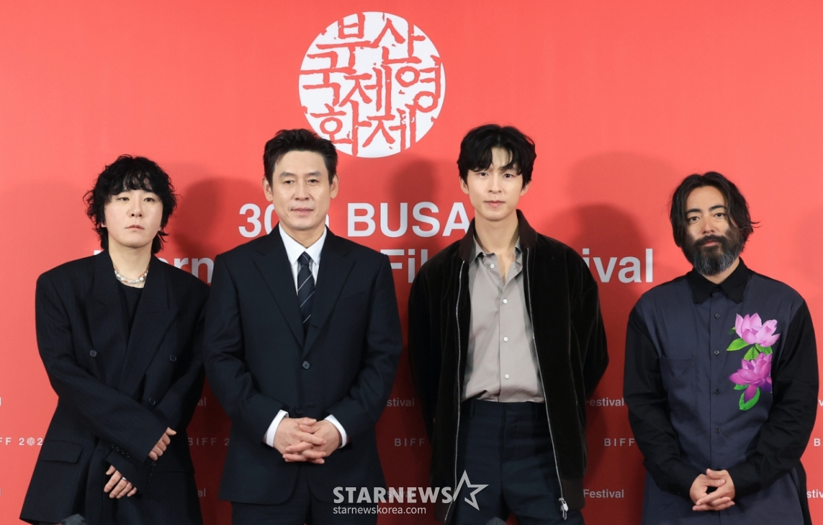 (부산=뉴스1) 권현진 기자 = 변성현 감독(왼쪽부터)과 배우 설경구, 홍경, 야마다 타카유키가 19일 오전 부산 해운대구 영화의전당 비프힐에서 제30회 부산국제영화제(BIFF) 갈라 프레젠테이션 초청작 '굿뉴스' 기자회견에 참석해 포즈를 취하고 있다. 2025.9.19/뉴스1  Copyright © 뉴스1. All rights reserved. 무단 전재 및 재배포,  AI학습 이용 금지. /사진=(부산=뉴스1) 권현진 기자