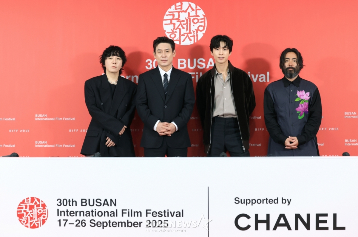 (부산=뉴스1) 권현진 기자 = 변성현 감독(왼쪽부터)과 배우 설경구, 홍경, 야마다 타카유키가 19일 오전 부산 해운대구 우동 영화의 전당 비프힐에서 열린 제30회 부산국제영화제(BIFF) ‘굿뉴스’ 기자회견에 참석해 포즈를 취하고 있다. 2025.9.19/뉴스1  Copyright © 뉴스1. All rights reserved. 무단 전재 및 재배포,  AI학습 이용 금지. /사진=(부산=뉴스1) 권현진 기자