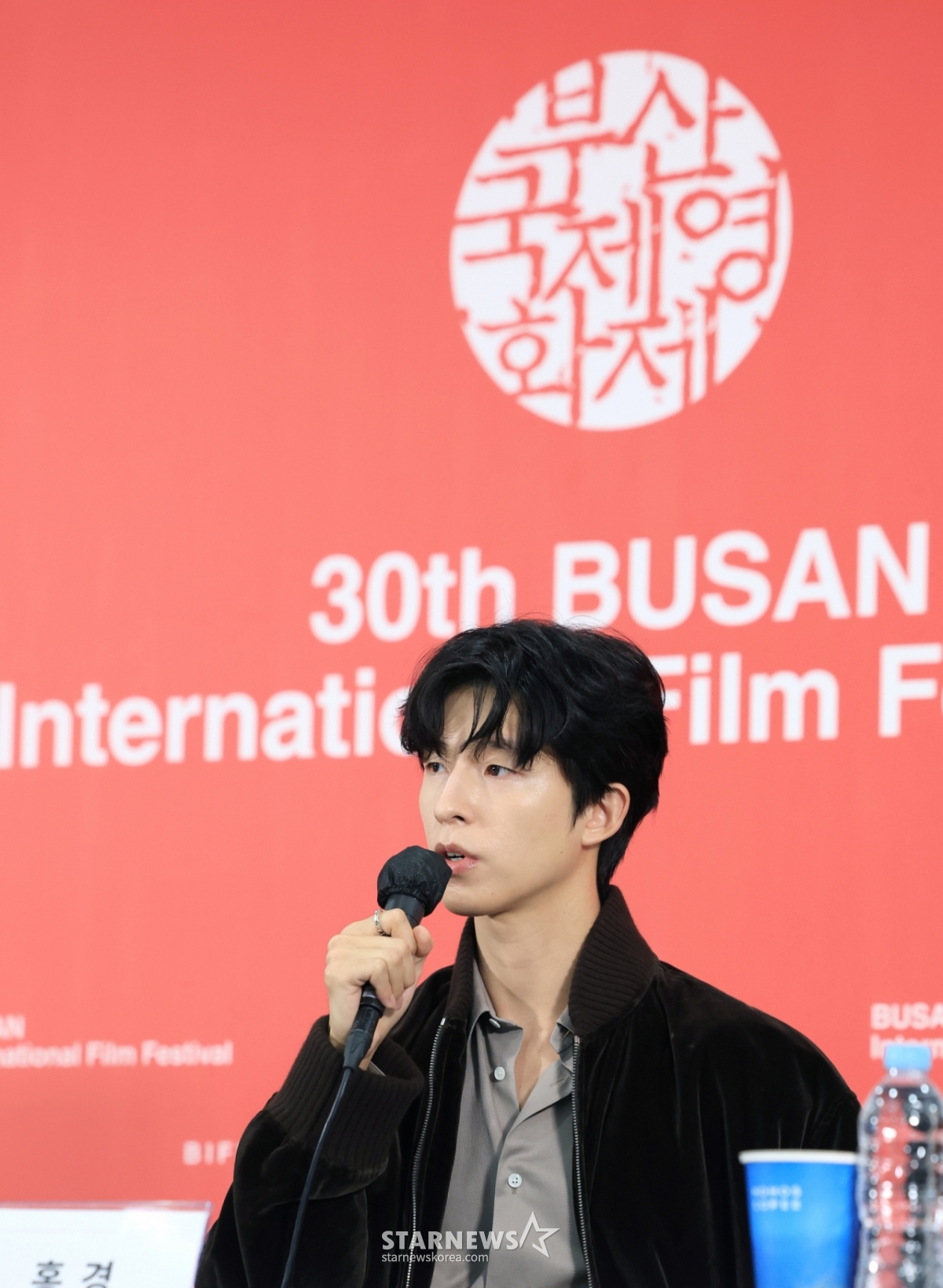 (부산=뉴스1) 권현진 기자 = 배우 홍경이 19일 오전 부산 해운대구 영화의전당 비프힐에서 열린 제30회 부산국제영화제(BIFF) 갈라 프레젠테이션 초청작 '굿뉴스' 기자회견에 참석해 인사말을 하고 있다. 2025.9.19/뉴스1  Copyright © 뉴스1. All rights reserved. 무단 전재 및 재배포,  AI학습 이용 금지. /사진=(부산=뉴스1) 권현진 기자