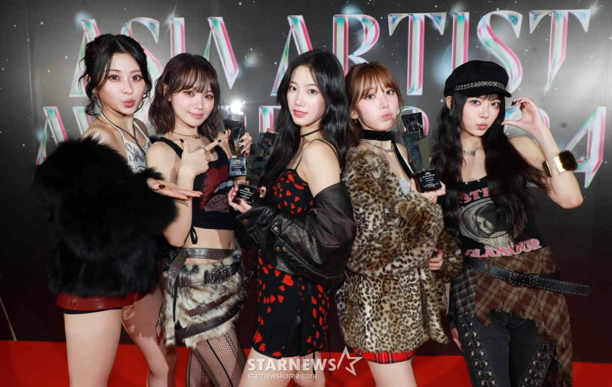 걸그룹 르세라핌이 '제9회 아시아 아티스트 어워즈'(The 9th Asia Artist Awards, 이하 'AAA 2024')에서 AAA 베스트 뮤직비디오, 올해의 퍼포먼스, 베스트 아티스트상을 수상한 뒤 포즈를 취하고 있다. /2024.12.27 /사진=이동훈 photoguy@