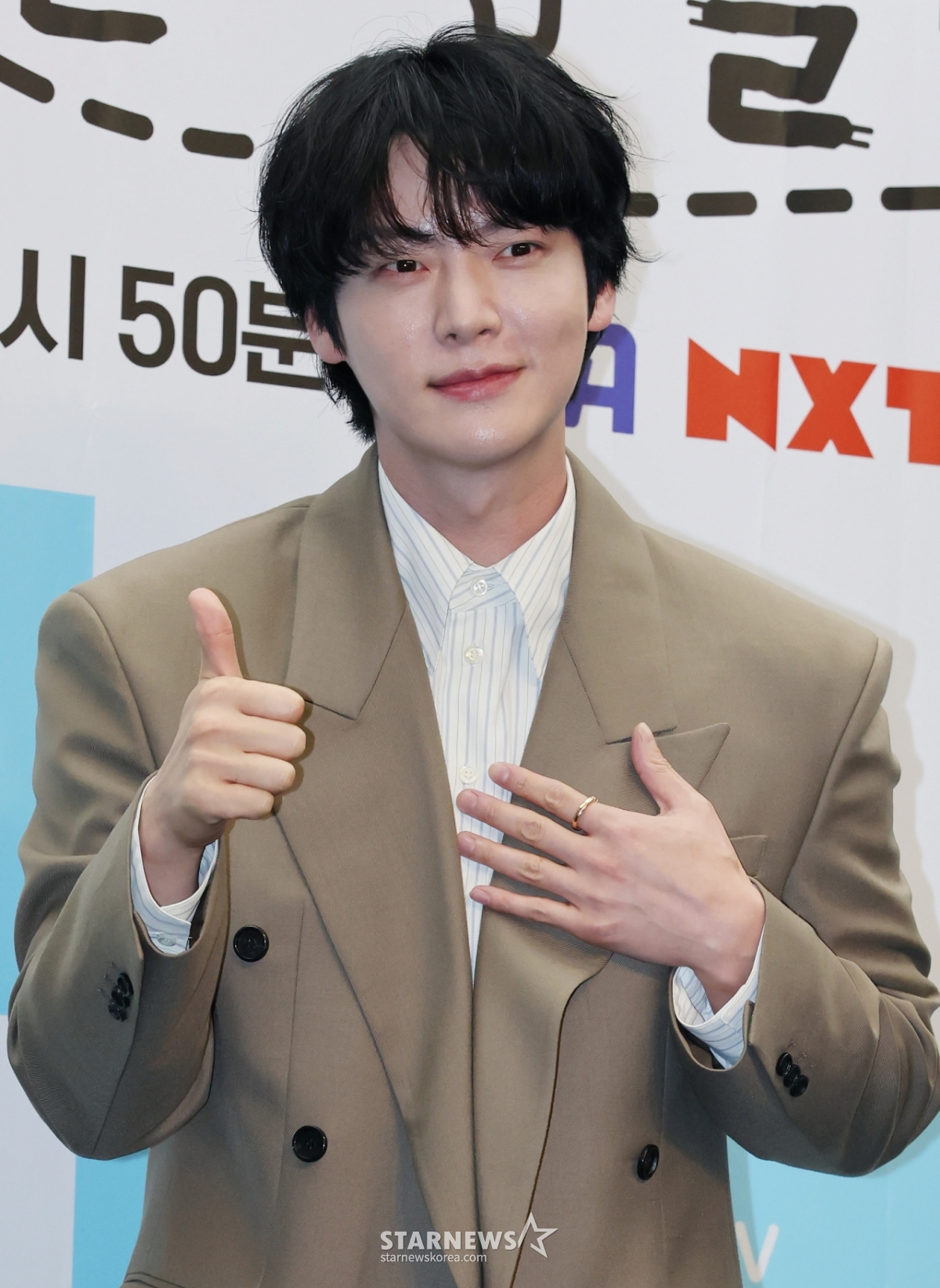 방송인 안재현이 19일 오전 서울 마포구 상암동 스탠포드호텔에서 진행된 ENA 예능 '어디로 튈지 몰라' 제작발표회에 참석해 포즈를 취하고 있다.  짜여진 리스트도 사전 기획된 코스도 없이 오로지 맛집 사장님들의 릴레이 추천에 따라 인생 맛집을 찾아다니는 '노(No) 섭외 즉흥 맛집 투어 예능' 어디로 튈지 몰라는 오는 21일 첫 방송된다. /2025.09.19 /사진=이동훈 photoguy@