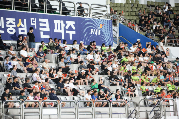 파주시민축구단 팬들. /사진=파주시민축구단 제공